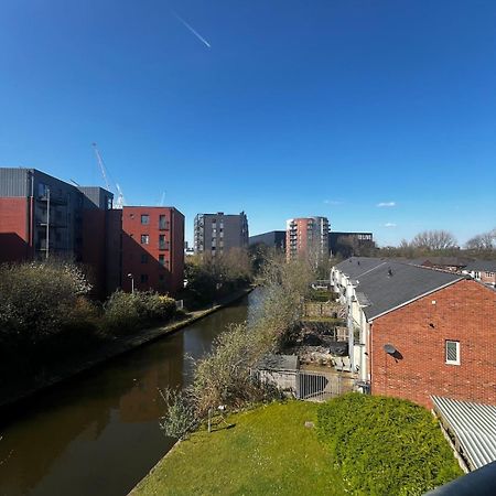 Serene 2-Bed Flat With Canal Views - Coop Live & Ethiad Manchester Buitenkant foto