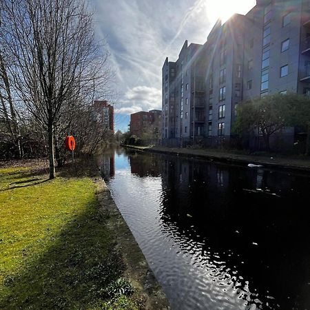 Serene 2-Bed Flat With Canal Views - Coop Live & Ethiad Manchester Buitenkant foto