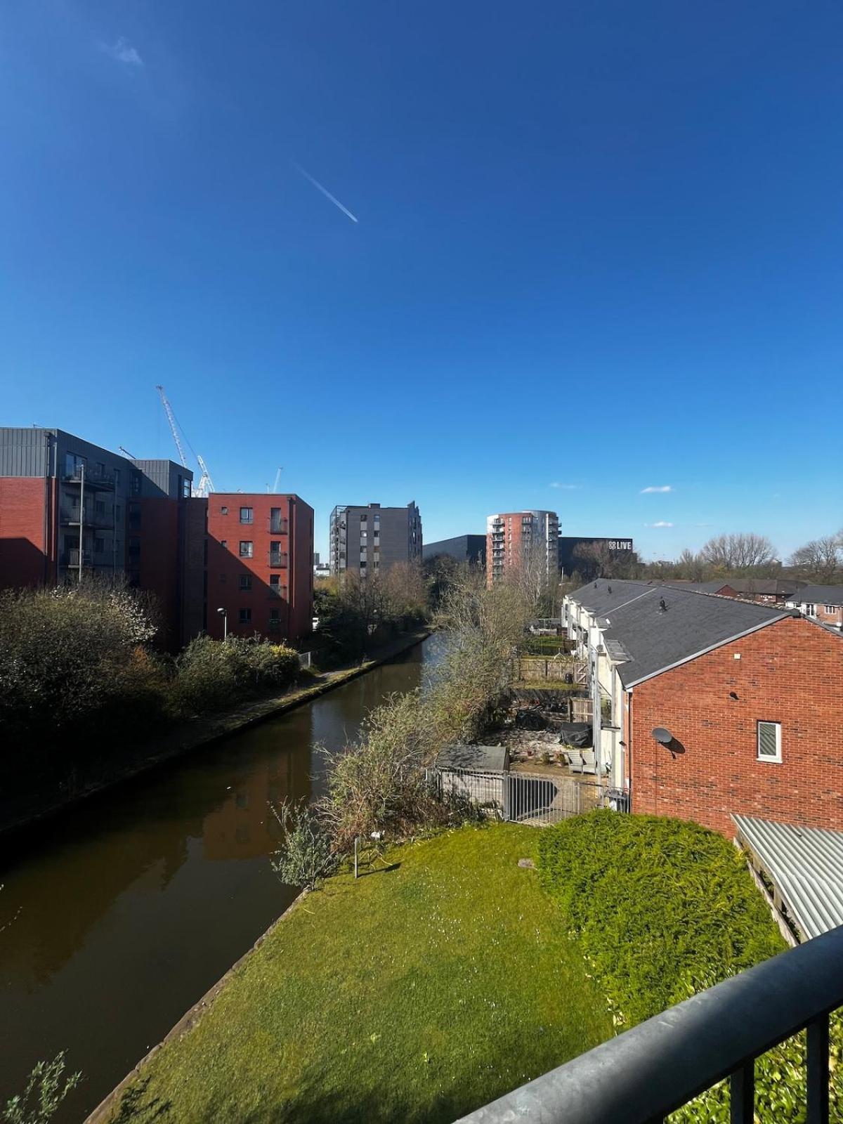 Serene 2-Bed Flat With Canal Views - Coop Live & Ethiad Manchester Buitenkant foto