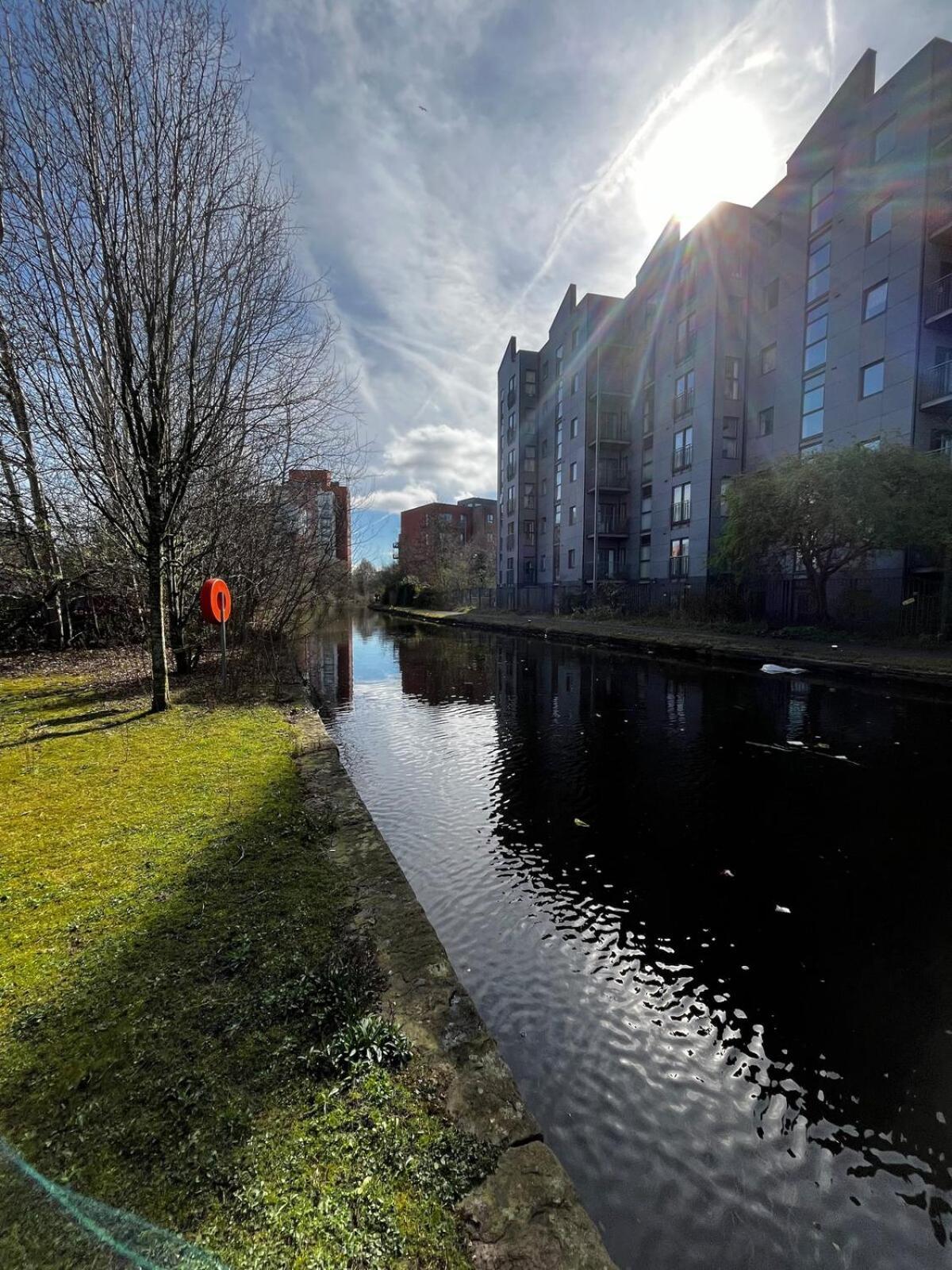 Serene 2-Bed Flat With Canal Views - Coop Live & Ethiad Manchester Buitenkant foto