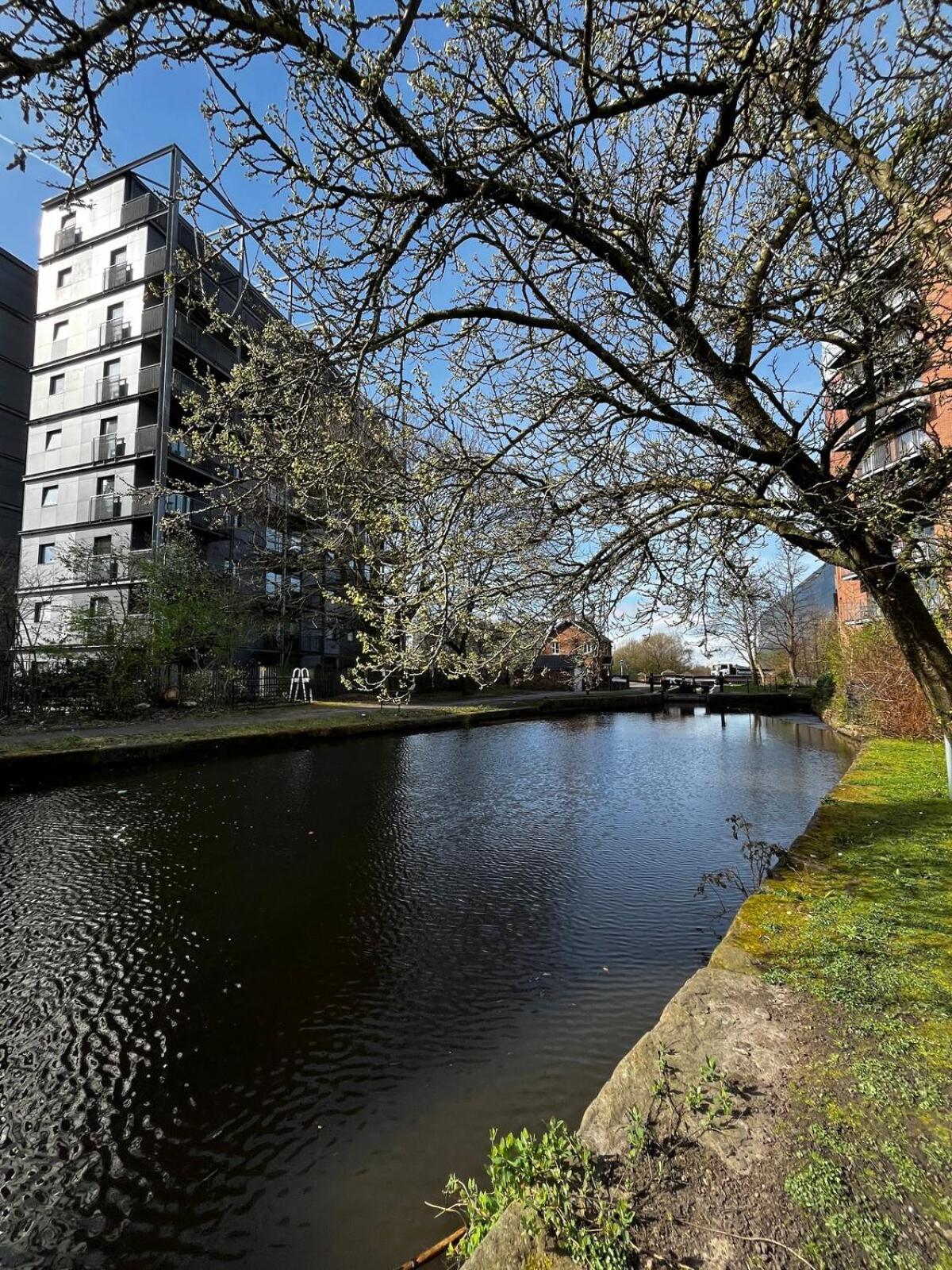 Serene 2-Bed Flat With Canal Views - Coop Live & Ethiad Manchester Buitenkant foto
