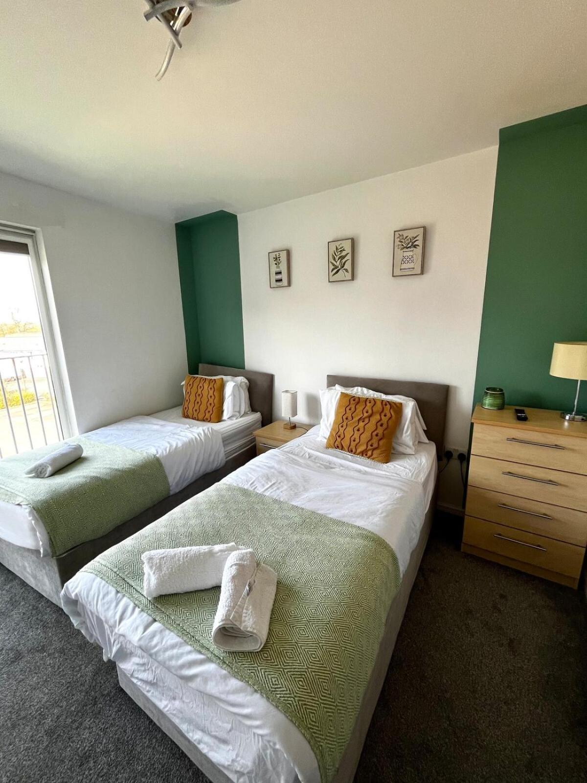 Serene 2-Bed Flat With Canal Views - Coop Live & Ethiad Manchester Buitenkant foto