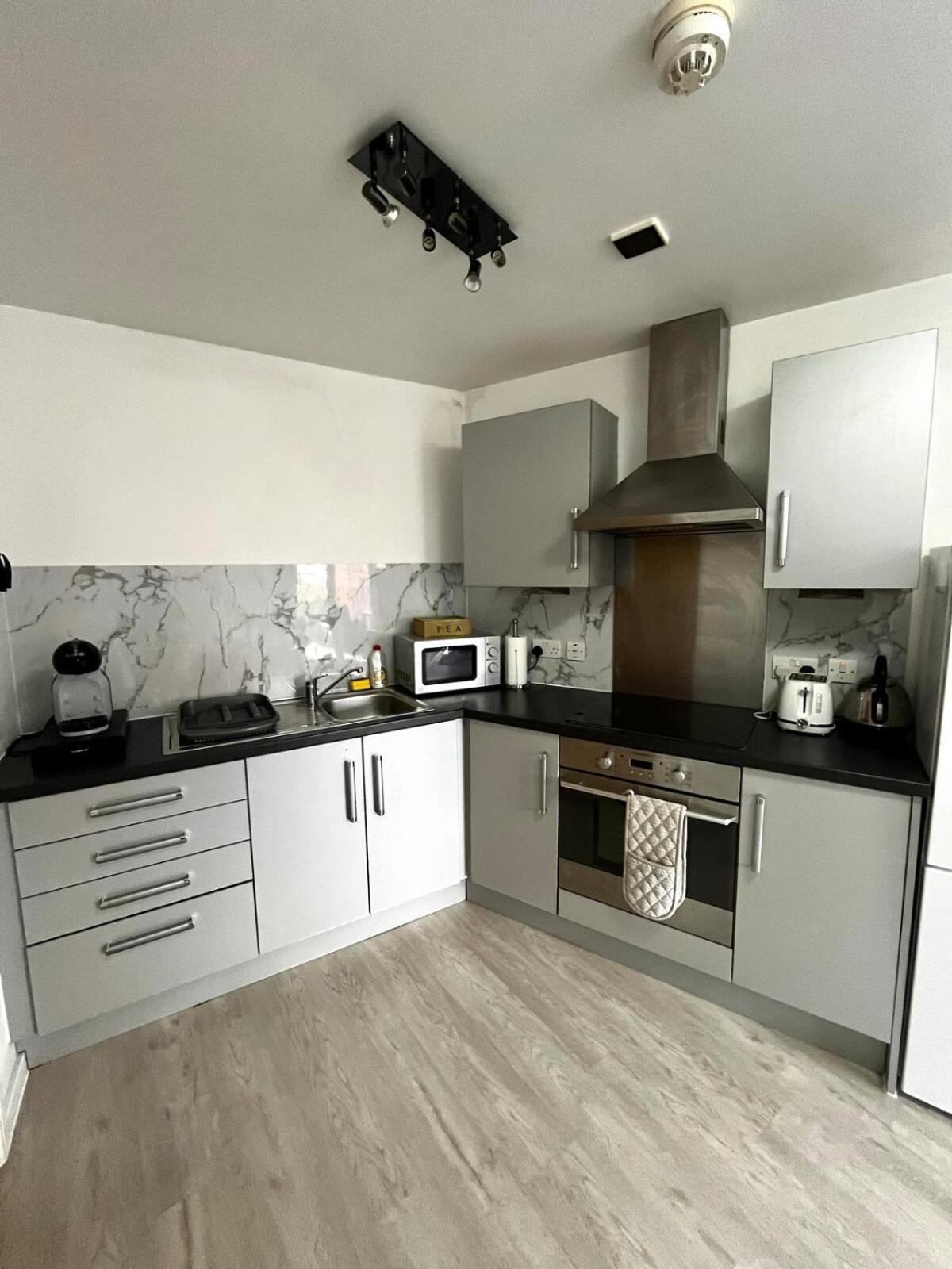 Serene 2-Bed Flat With Canal Views - Coop Live & Ethiad Manchester Buitenkant foto
