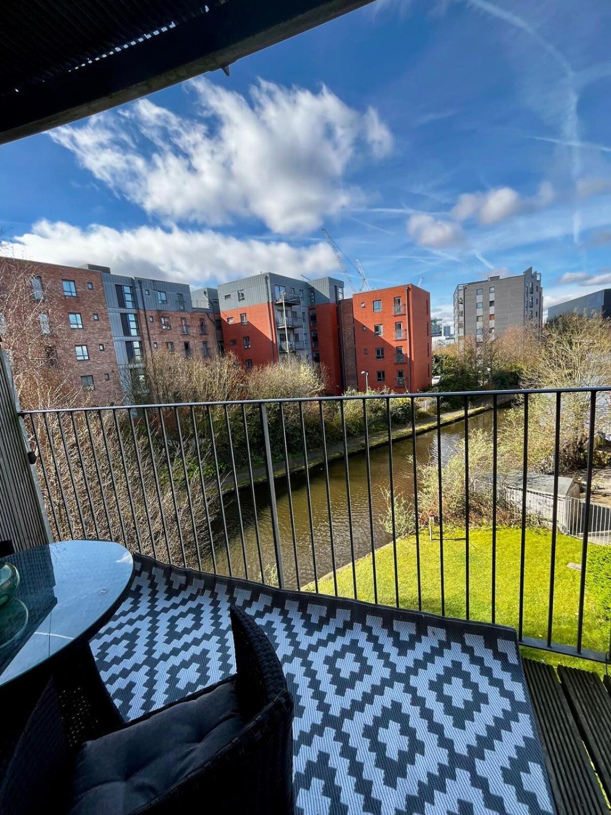 Serene 2-Bed Flat With Canal Views - Coop Live & Ethiad Manchester Buitenkant foto
