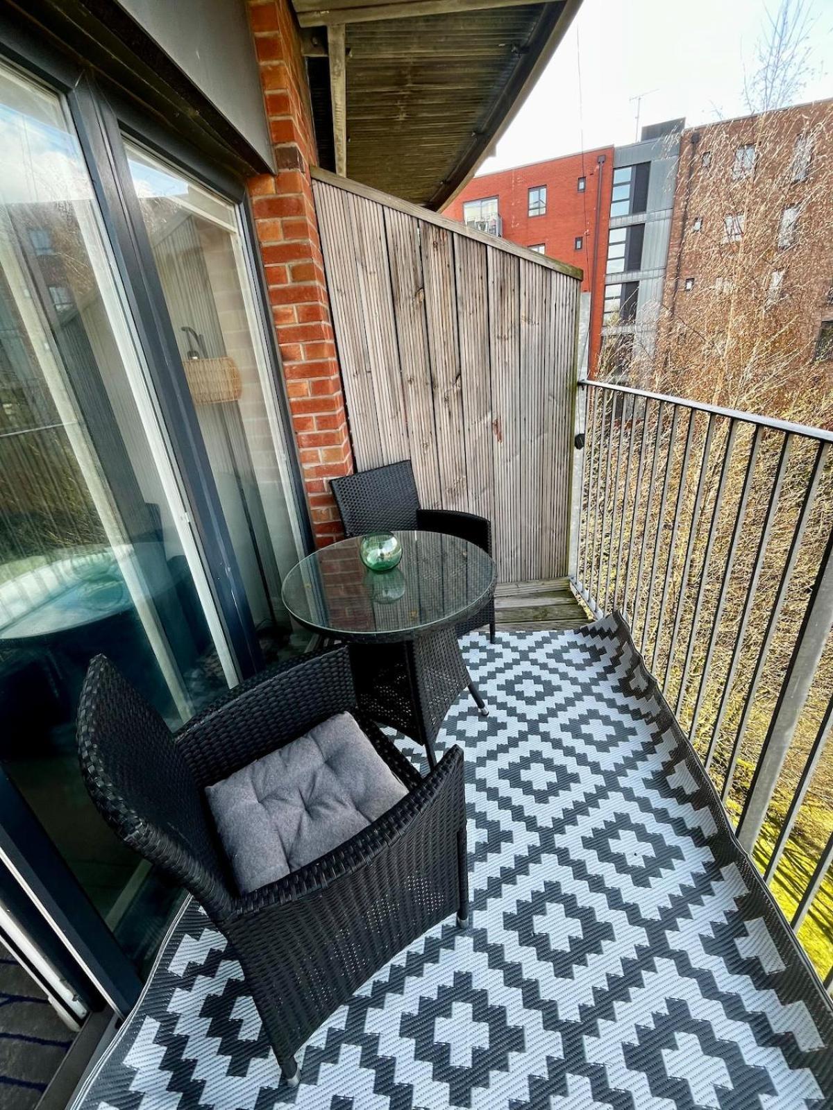 Serene 2-Bed Flat With Canal Views - Coop Live & Ethiad Manchester Buitenkant foto