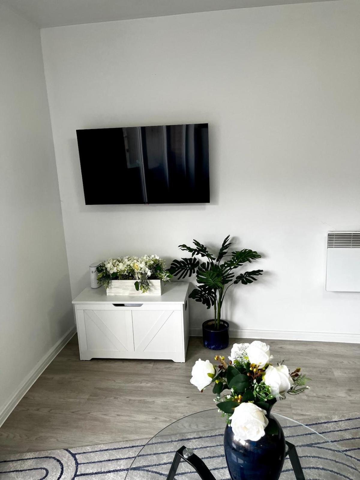 Serene 2-Bed Flat With Canal Views - Coop Live & Ethiad Manchester Buitenkant foto